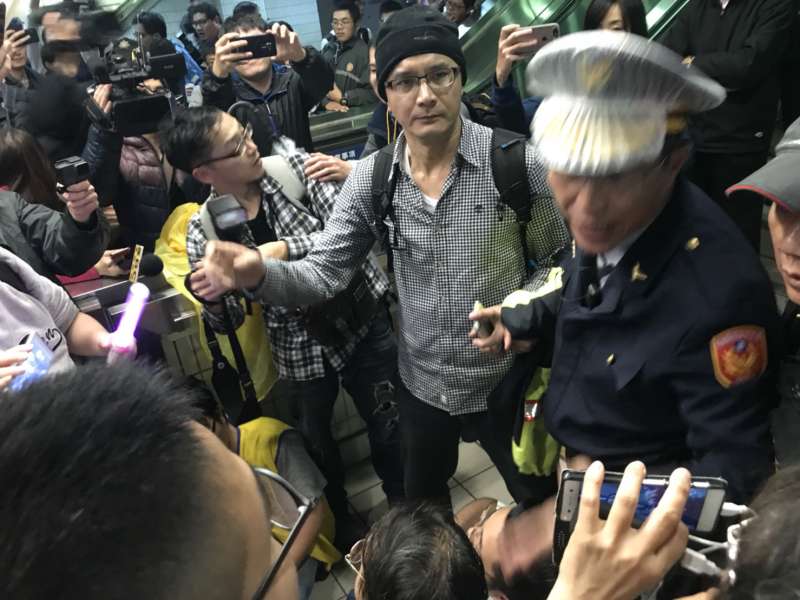 勞團不滿勞基法修法方向,在北車臥軌抗議,與警方發生衝突。(攝影盧逸峰) 勞團不滿勞基法修法方向,在北車臥軌抗議,與警方發生衝突。(攝影盧逸峰)