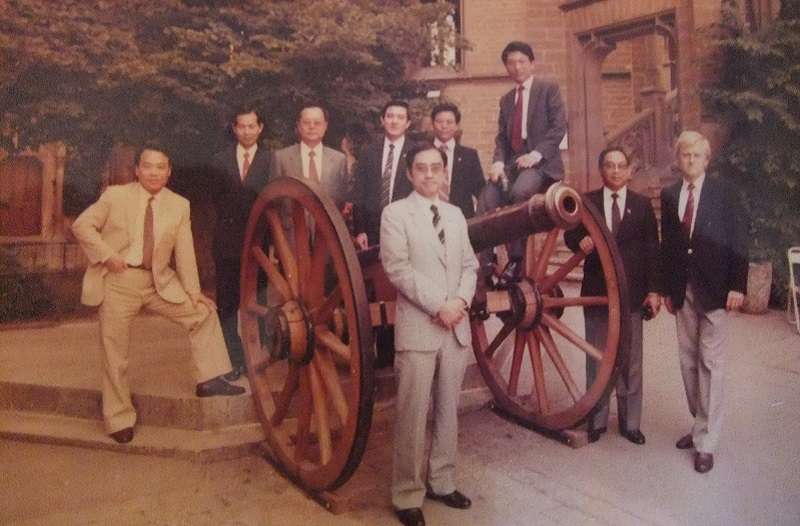 1985 年夏與友人攝於德國南部霍亨索倫堡附近之古炮,後中為馬英九。(取自吳庚臉書粉絲頁) 第六屆大法官合影。(取自吳庚臉書粉絲頁)