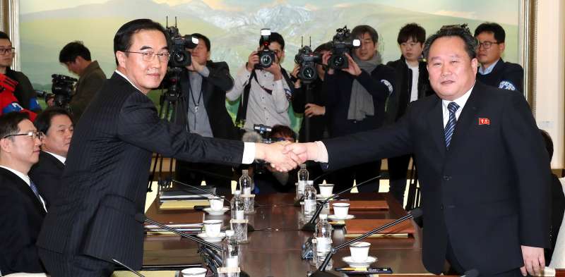 南韓統一部長趙明均(左)和北韓祖國和平統一委員會委員長李善權,9日在板門店的和平之家握手。(美聯社) 南韓統一部長趙明均(左)和北韓祖國和平統一委員會委員長李善權,9日在板門店的和平之家握手。(美聯社)