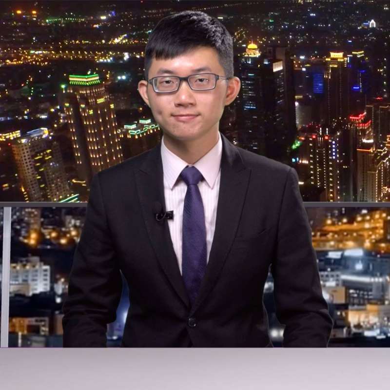 華視總經理郭建宏才剛被開除,近日又傳出當家主播蘇逸洪求去,接棒人選竟是網紅「視網膜」,引起外界揣測。(取自視網膜 Retina臉書粉絲專頁) 華視總經理郭建宏才剛被開除,近日又傳出當家主播蘇逸洪求去,接棒人選竟是網紅「視網膜」,引起外界揣測。(取自視網膜 Retina臉書粉絲專頁)