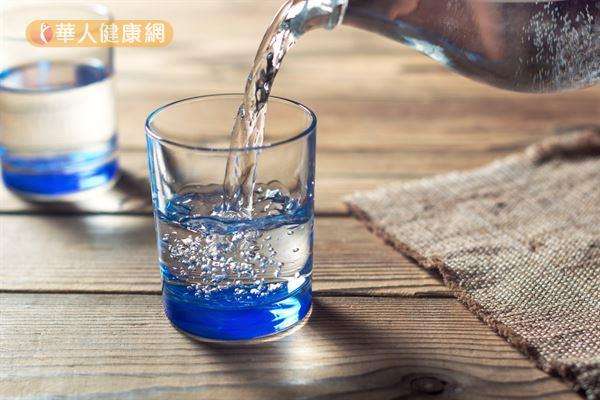 預防腎結石,更重要是養成多喝水的習慣,建議每人每天喝水2500至3000c.c.以上。(圖/華人健康網提供) 預防腎結石,更重要是養成多喝水的習慣,建議每人每天喝水2500至3000c.c.以上。(圖/華人健康網提供)