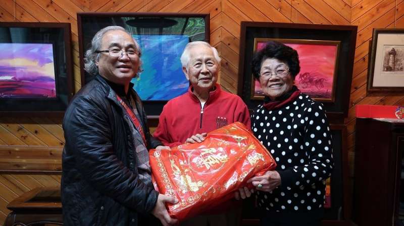 屏東縣政府拜訪十位資深藝術家,圖為1937出生的陳國展。(圖/屏東縣政府提供) 屏東縣政府拜訪十位資深藝術家,圖為1937出生的陳國展。(圖/屏東縣政府提供)