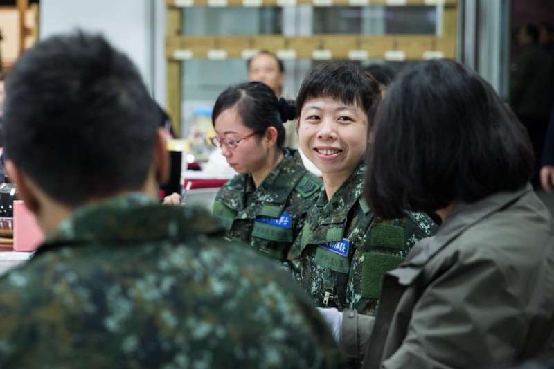 蔡英文9日上午與國軍共用早餐,勉勵他們支援救災的辛勞。(取自蔡英文臉書) 蔡英文9日上午與國軍共用早餐,勉勵他們支援救災的辛勞。(取自蔡英文臉書)