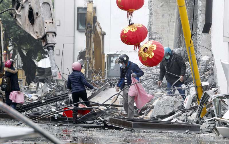 2018年2月9日,花蓮地震第4天,救災人員(AP) 2018年2月9日,花蓮地震第4天,救災人員(AP)
