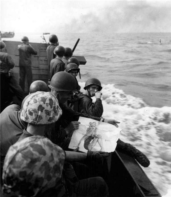 塔拉瓦登陸作戰前,美國海軍陸戰隊士兵還在欣賞女郎畫報。(圖/澎湃新聞提供) 塔拉瓦登陸作戰前,美國海軍陸戰隊士兵還在欣賞女郎畫報。(圖/澎湃新聞提供)