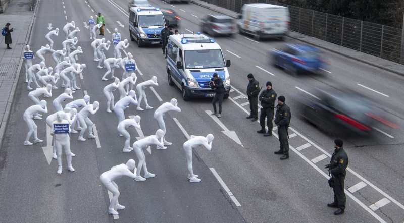 綠色和平(Greenpeace)成員占據車道,抗議汽車的廢氣汙染空氣。(美聯社) 綠色和平(Greenpeace)成員占據車道,抗議汽車的廢氣汙染空氣。(美聯社)