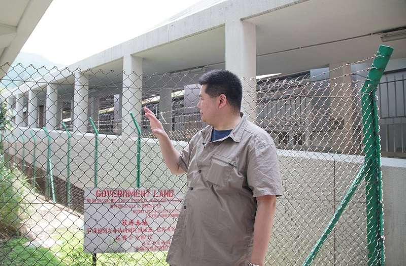 港銅鑼灣書店店長林榮基,在這片鐵絲網前抽3根菸後,決定不交出書店硬碟,拒絕被控制。(李惠仁提供) 港銅鑼灣書店店長林榮基,在這片鐵絲網前抽3根菸後,決定不交出書店硬碟,拒絕被控制。(李惠仁提供)