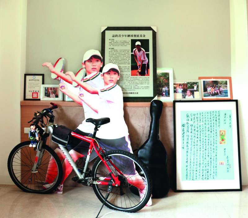 為了紀念亡兒,蔡碧仲除了保留兒子生前的用具,還以兒子為名舉辦網球賽。(蔡碧仲提供) 為了紀念亡兒,蔡碧仲除了保留兒子生前的用具,還以兒子為名舉辦網球賽。(蔡碧仲提供)