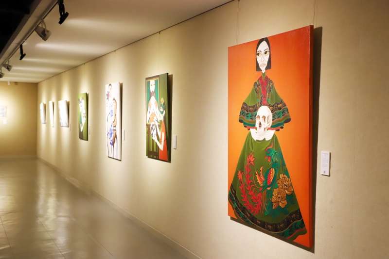 「后‧現代-2018女性藝術特展」邀請國內柳依蘭、陳妙玲、陳麗杏、陳韻如、莊敏伶、廖素真、蒲宜君、賴珮瑜、日本籍武田裕子(Takeda Hiroko)、烏克蘭籍薩芬娜・克謝妮亞(Safina Ksenia)等10位藝術家參展。(圖/桃園市政府提供) 「后‧現代-2018女性藝術特展」邀請國內柳依蘭、陳妙玲、陳麗杏、陳韻如、莊敏伶、廖素真、蒲宜君、賴珮瑜、日本籍武田裕子(Takeda Hiroko)、烏克蘭籍薩芬娜・克謝妮亞(Safina Ksenia)等10位藝術家參展。(圖/桃園市政府提供)