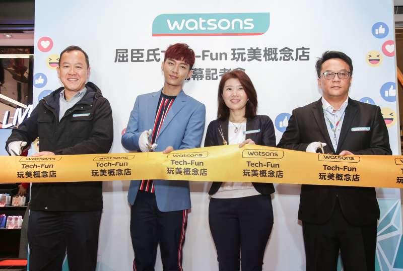 全球首間屈臣氏《Tech-Fun玩美概念店》亮麗登場!(左至右屈臣氏銷售暨營運部總監Michael、屈臣氏總經理弋順蘭、炎亞綸、屈臣氏門市營建暨發展部處長Johnson)(圖/屈臣氏提供) 全球首間屈臣氏《Tech-Fun玩美概念店》亮麗登場!(左至右屈臣氏銷售暨營運部總監Michael、屈臣氏總經理弋順蘭、炎亞綸、屈臣氏門市營建暨發展部處長Johnson)(圖/屈臣氏提供)