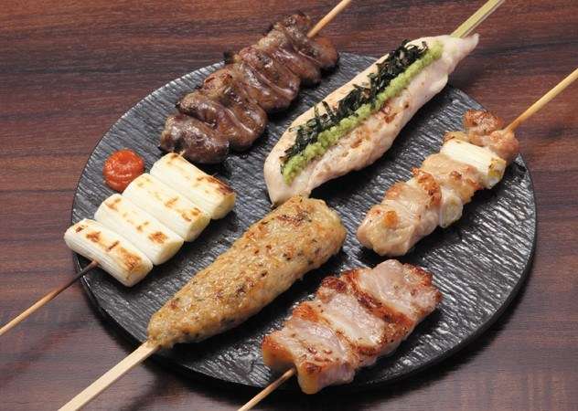 博多滿月除了提供基本料理外,還提供招牌內臟鍋、馬肉料理。(圖/博多満月官網) 博多滿月除了提供基本料理外,還提供招牌內臟鍋、馬肉料理。(圖/博多満月官網)