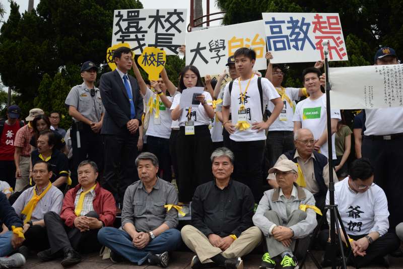 20180504-台大學生聲援管中閔,發起「新五四運動」。李鴻源、李嗣涔。(甘岱民攝) 20180504-台大學生聲援管中閔,發起「新五四運動」。李鴻源、李嗣涔。(甘岱民攝)