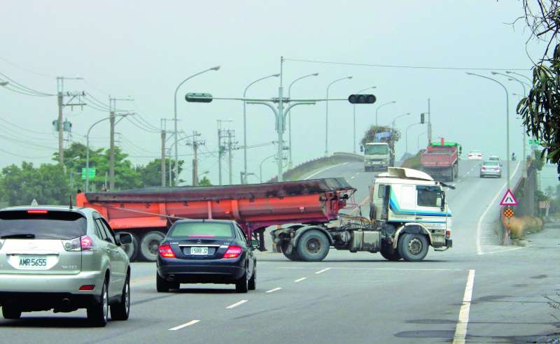 砂石車經過鄉間小路,常常險象環生。(李佳穎攝) 砂石車經過鄉間小路,常常險象環生。(李佳穎攝)