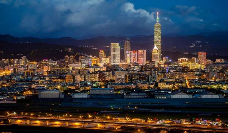 從高空酒吧的室外露台俯看台北市景觀。(圖/HotelsCombined提供) 從高空酒吧的室外露台俯看台北市景觀。(圖/HotelsCombined提供)