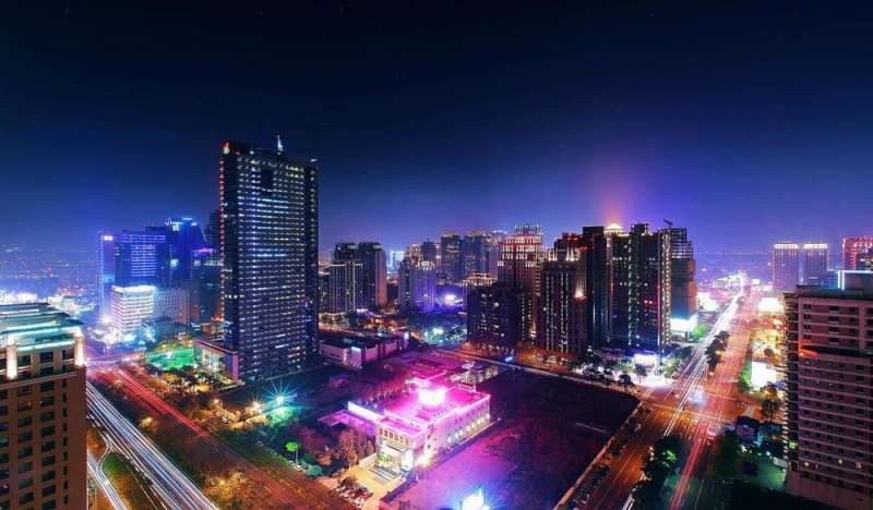 從酒店25樓酌月星空酒吧眺覽台中市景。(圖/HotelsCombined提供) 從酒店25樓酌月星空酒吧眺覽台中市景。(圖/HotelsCombined提供)