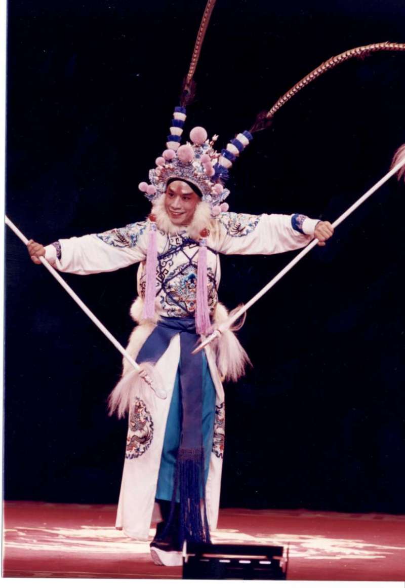 luwenlong:新陸文龍,朱陸豪主演,國立國光劇團。(取自文化部台灣大百科全書) luwenlong:新陸文龍,朱陸豪主演,國立國光劇團。(取自文化部台灣大百科全書)