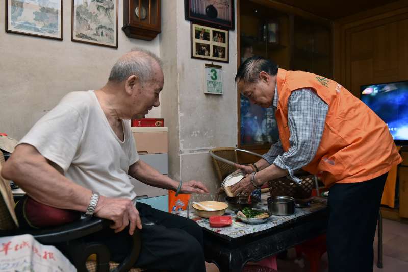 廣州六榕社區的志願者黃湛泉(右)為行動不便的居家老人送餐上門。(新華社) 廣州六榕社區的志願者黃湛泉(右)為行動不便的居家老人送餐上門。(新華社)