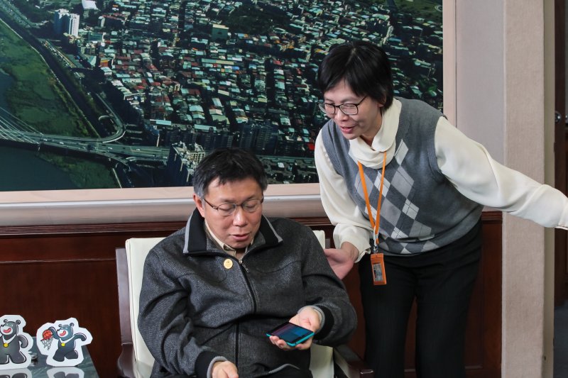 台北市長柯文哲專訪中,辦公室主任蔡壁如入內告知市長有來電。(顏麟宇攝) 台北市長柯文哲專訪中,辦公室主任蔡壁如入內告知市長有來電。(顏麟宇攝)