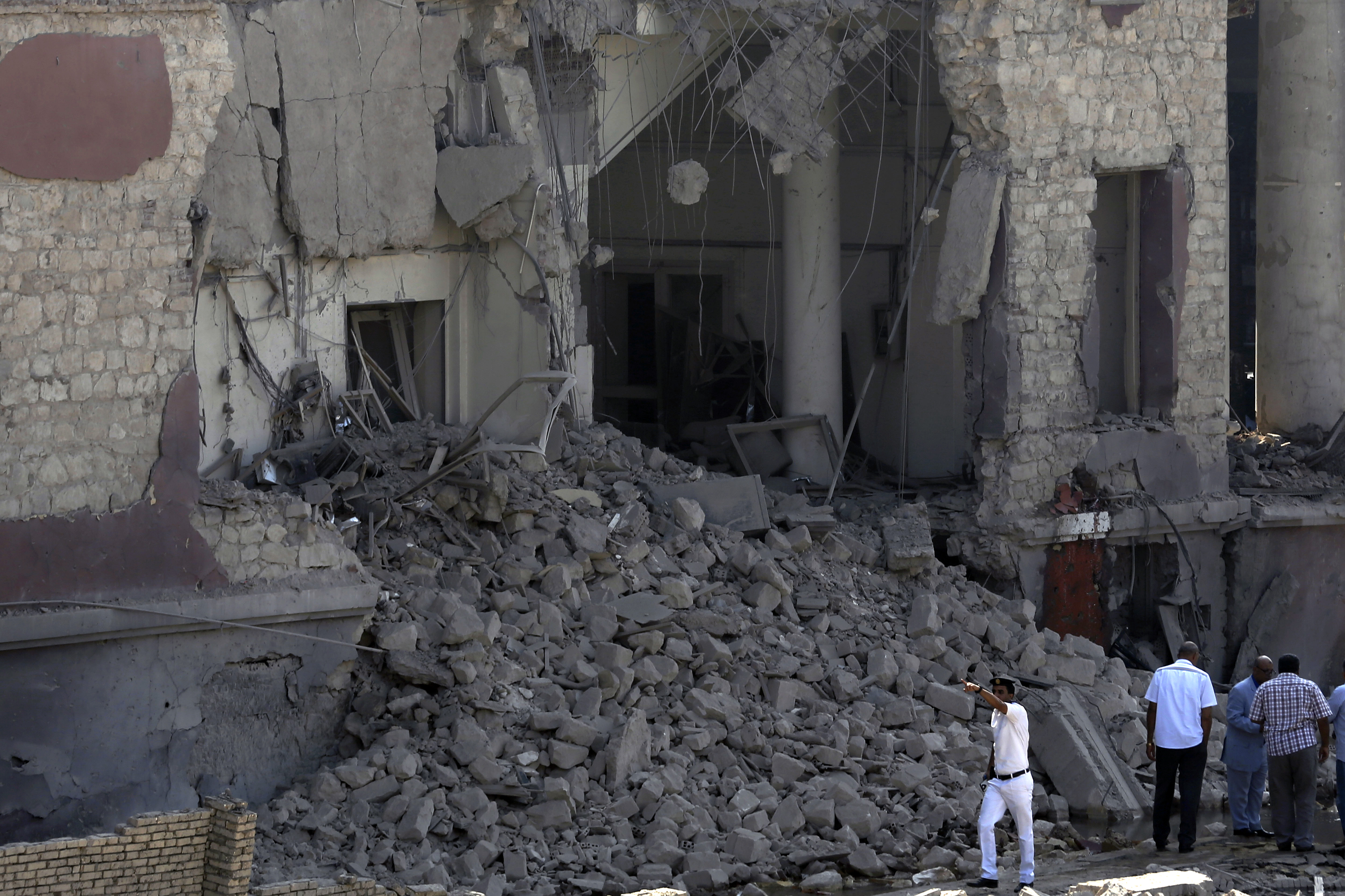 義大利駐開羅領事館遭到汽車炸彈攻擊，牆面被炸出一個大洞。（美聯社）