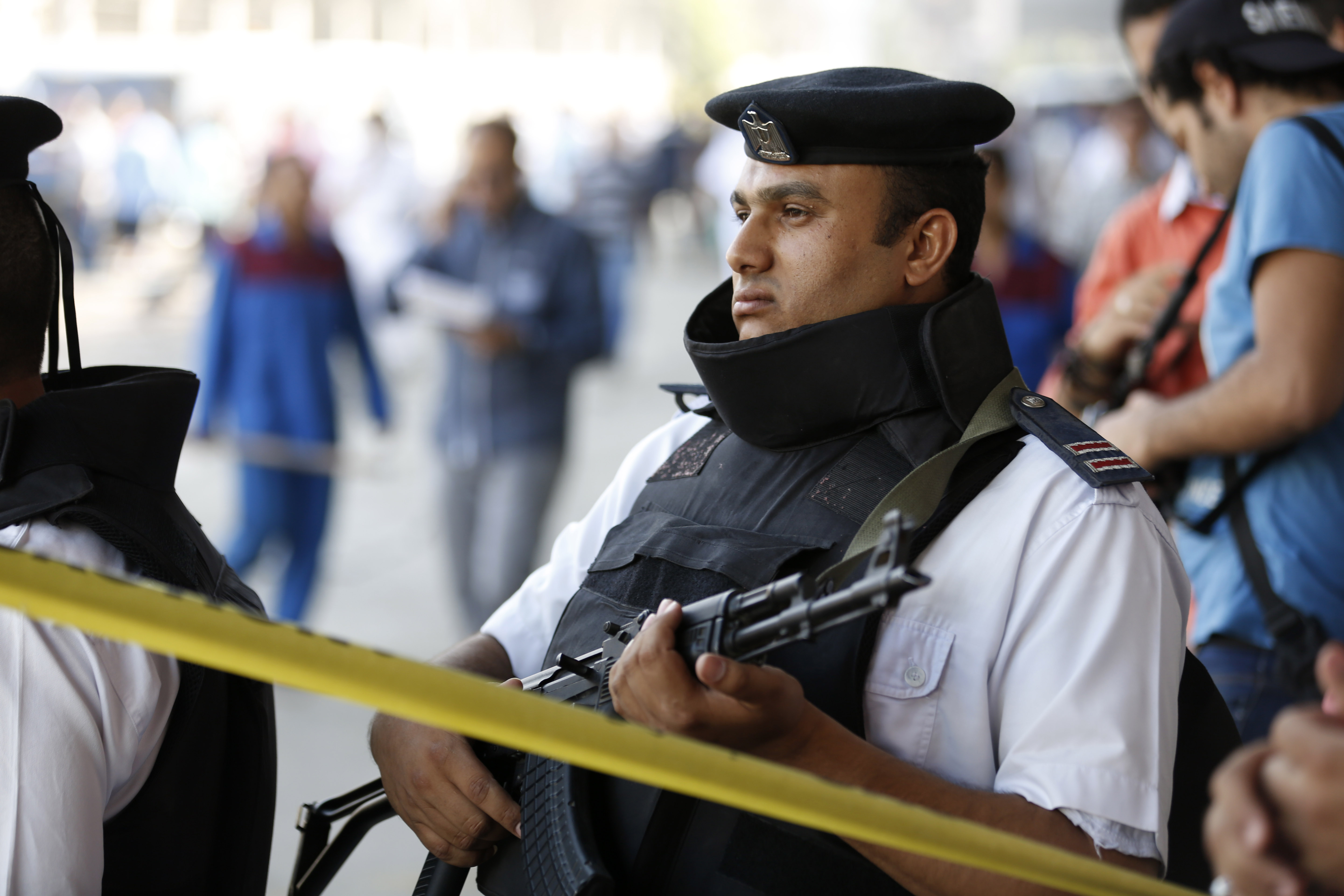 義大利駐開羅領事館遭到汽車炸彈攻擊後，埃及警方加強周邊戒備。（美聯社）