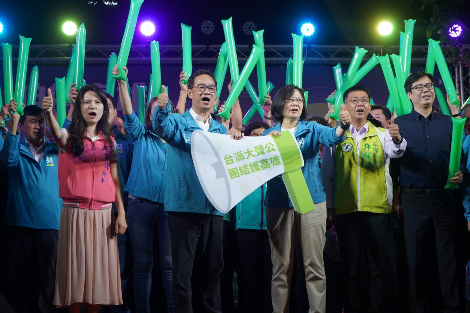 總統蔡英文(右三)、行政院副院長陳其邁(右一)、立委許智傑(右二)和多名民進黨籍市議員皆出席活動。(圖/徐炳文攝) 總統蔡英文(右三)、行政院副院長陳其邁(右一)、立委許智傑(右二)和多名民進黨籍市議員皆出席活動。(圖/徐炳文攝)