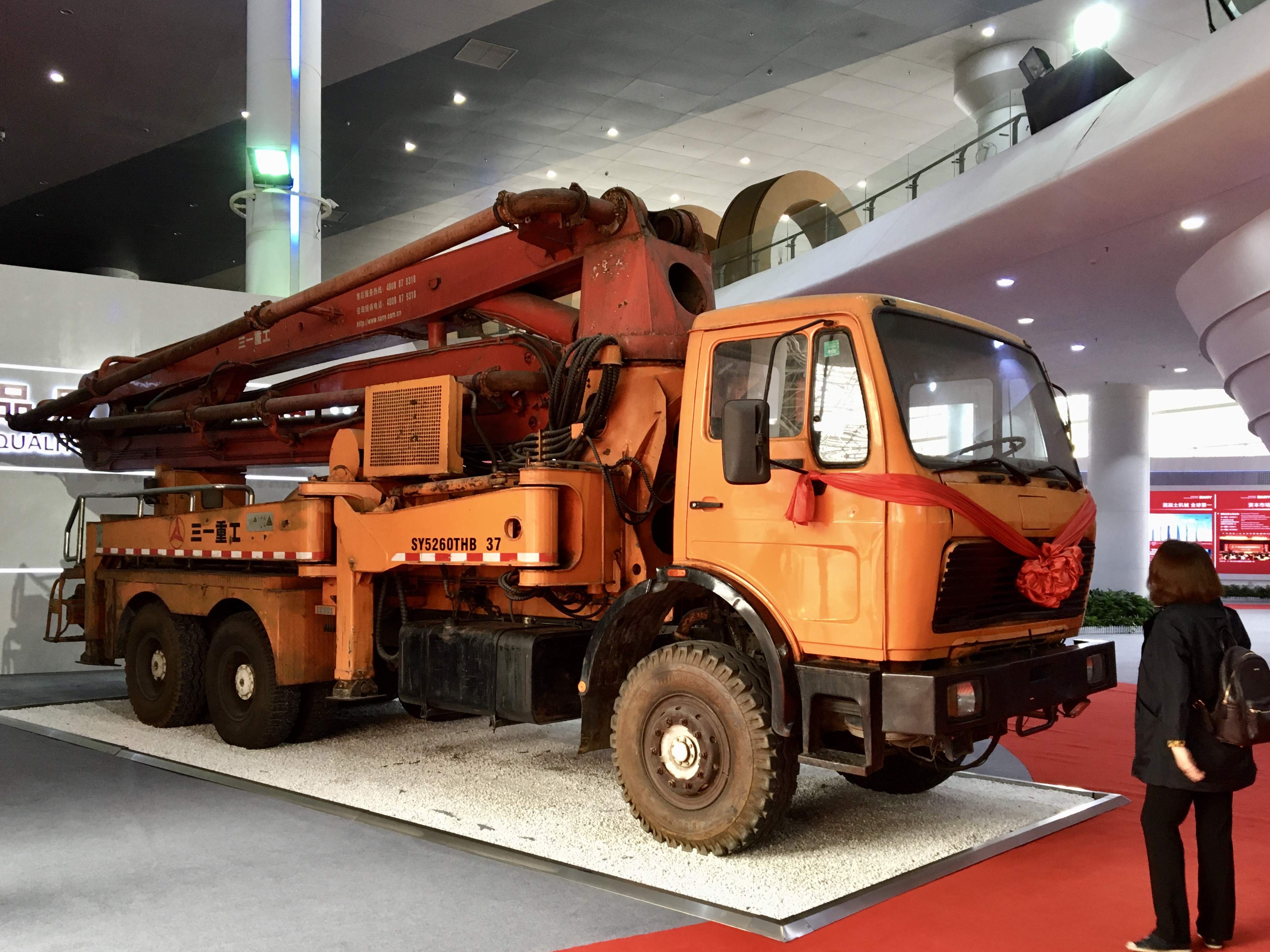 三一重工上個世紀90年代生產的一台混凝土輸送泵車。(新華社) 三一重工上個世紀90年代生產的一台混凝土輸送泵車。(新華社)