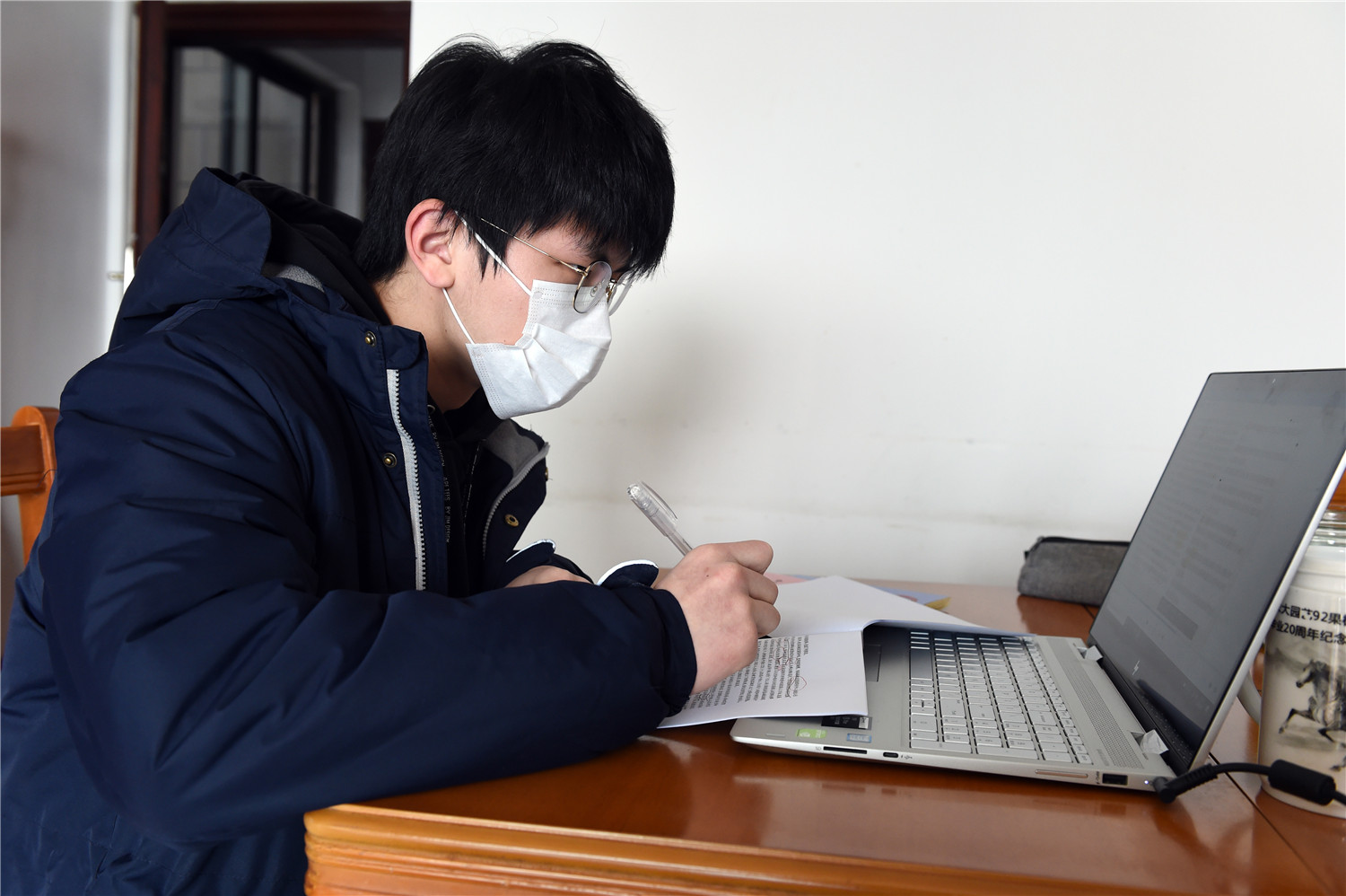 中國新冠肺炎疫情,合肥市第八中學高三12班學生諸俊飛在家中利用線上直播聽老師講課。(新華社) 中國新冠肺炎疫情,合肥市第八中學高三12班學生諸俊飛在家中利用線上直播聽老師講課。(新華社)