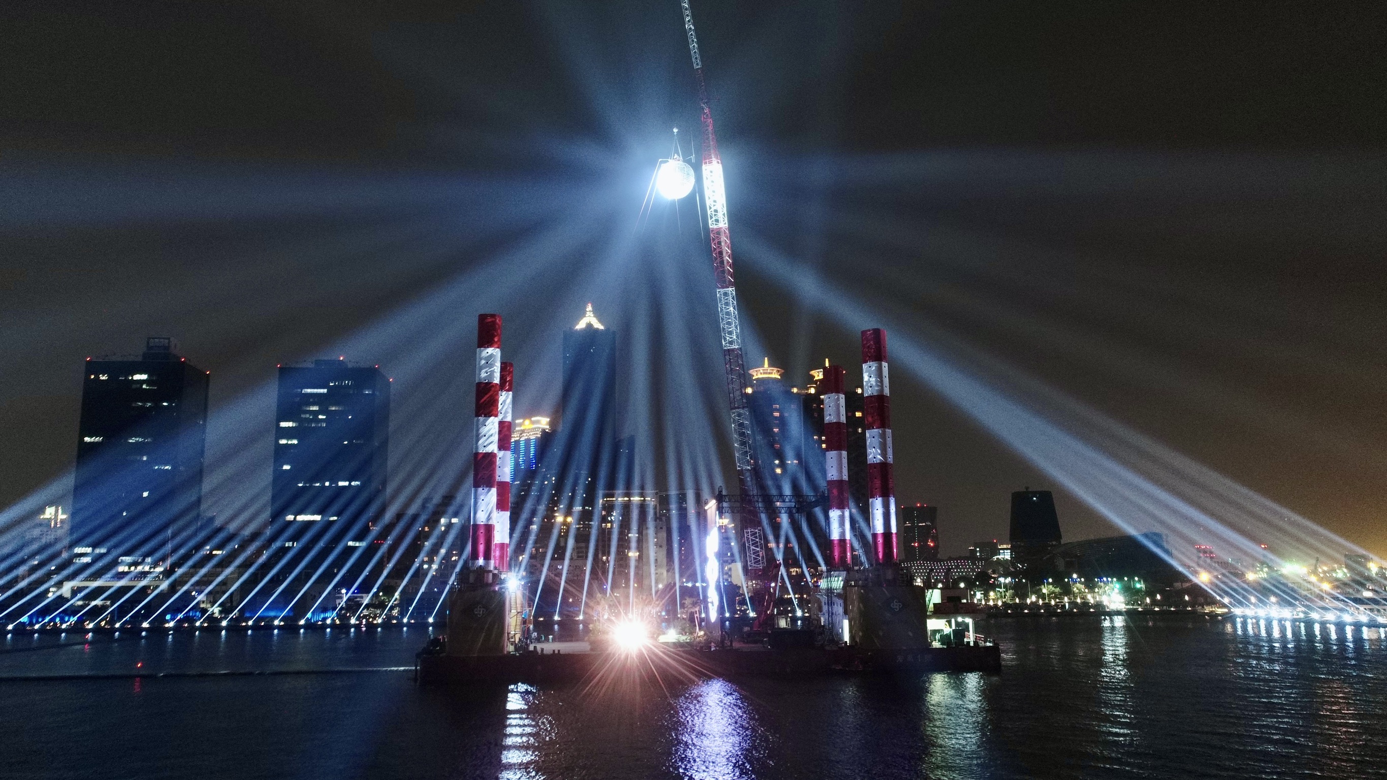 17日晚間高雄愛河,全台最大鏡球冉冉升空,宣告「海上舞台」正式現身。(圖/高雄市政府提供) 17日晚間高雄愛河,全台最大鏡球冉冉升空,宣告「海上舞台」正式現身。(圖/高雄市政府提供)