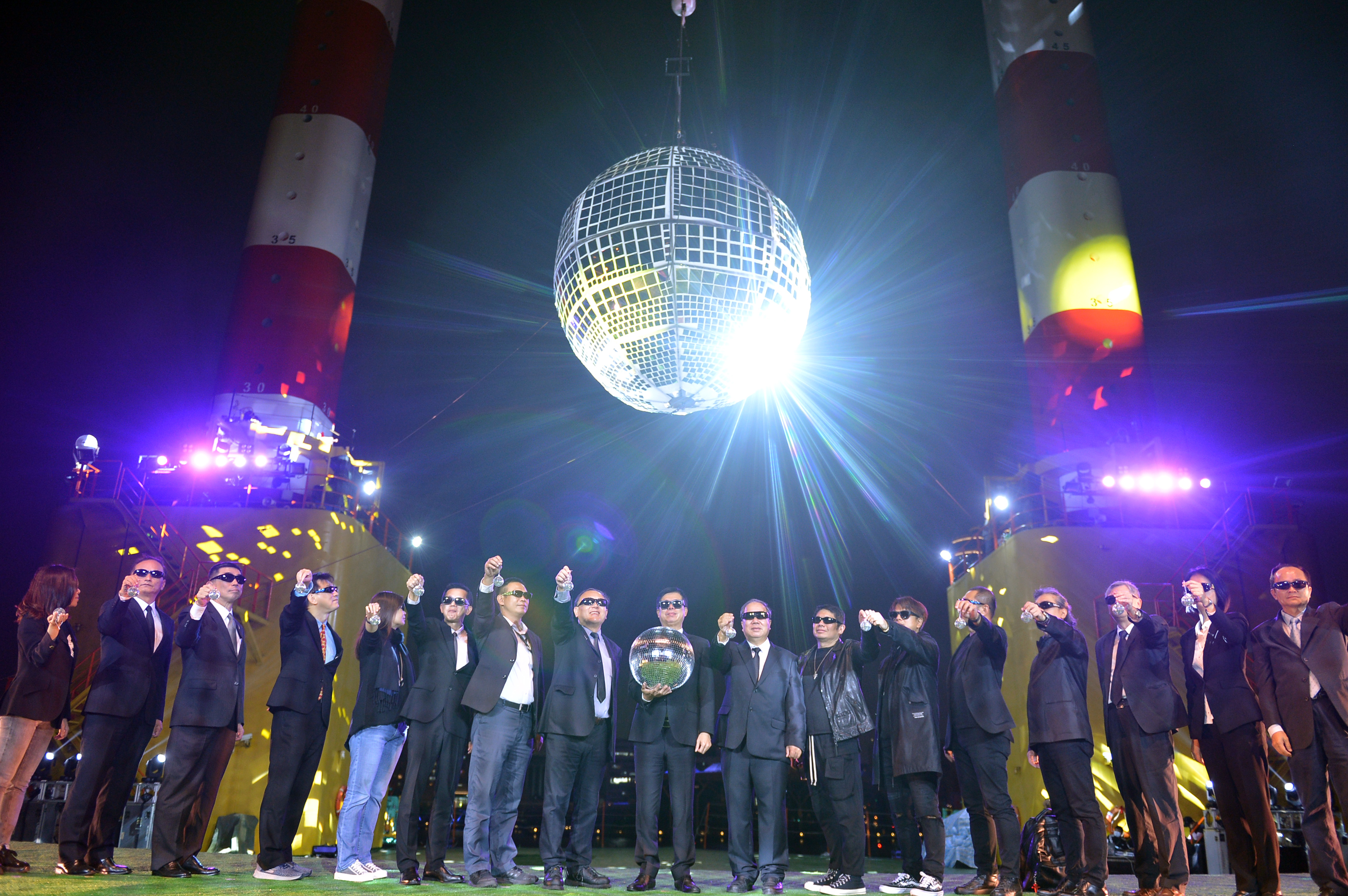 陳其邁市長宣告「海上舞台」正式現身,高雄跨年系列活動已整備完畢、蓄勢待發,要讓民眾留下高雄跨百深刻美麗的回憶。(圖/高雄市政府提供) 陳其邁市長宣告「海上舞台」正式現身,高雄跨年系列活動已整備完畢、蓄勢待發,要讓民眾留下高雄跨百深刻美麗的回憶。(圖/高雄市政府提供)