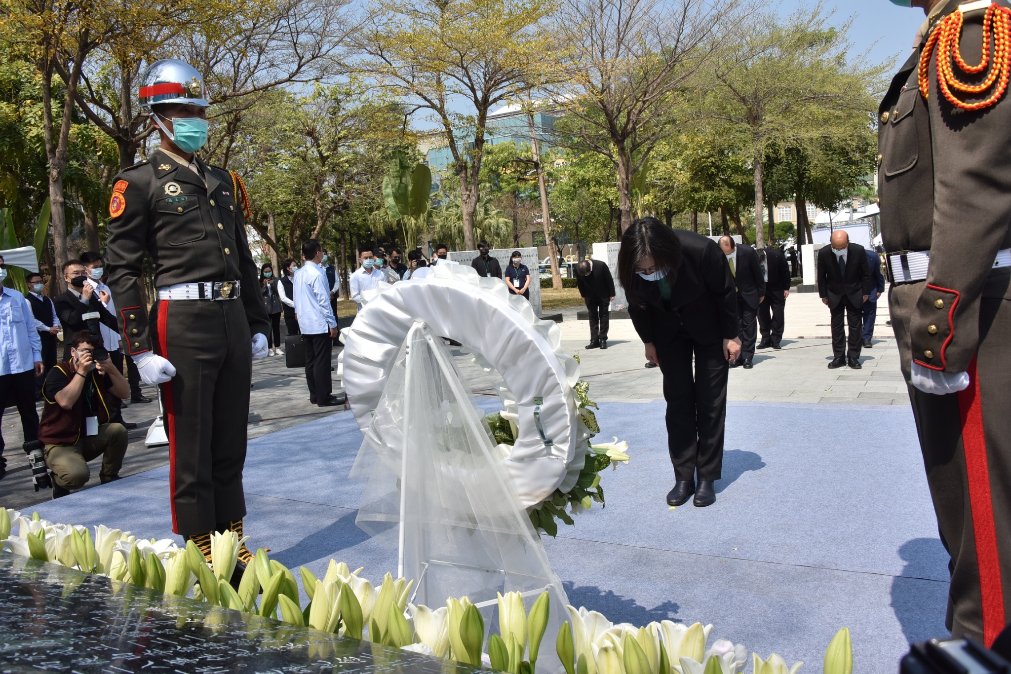 二二八事件74周年中樞紀念儀式，蔡英文總統向228受難者獻花致意。(圖/高雄市政府提供)