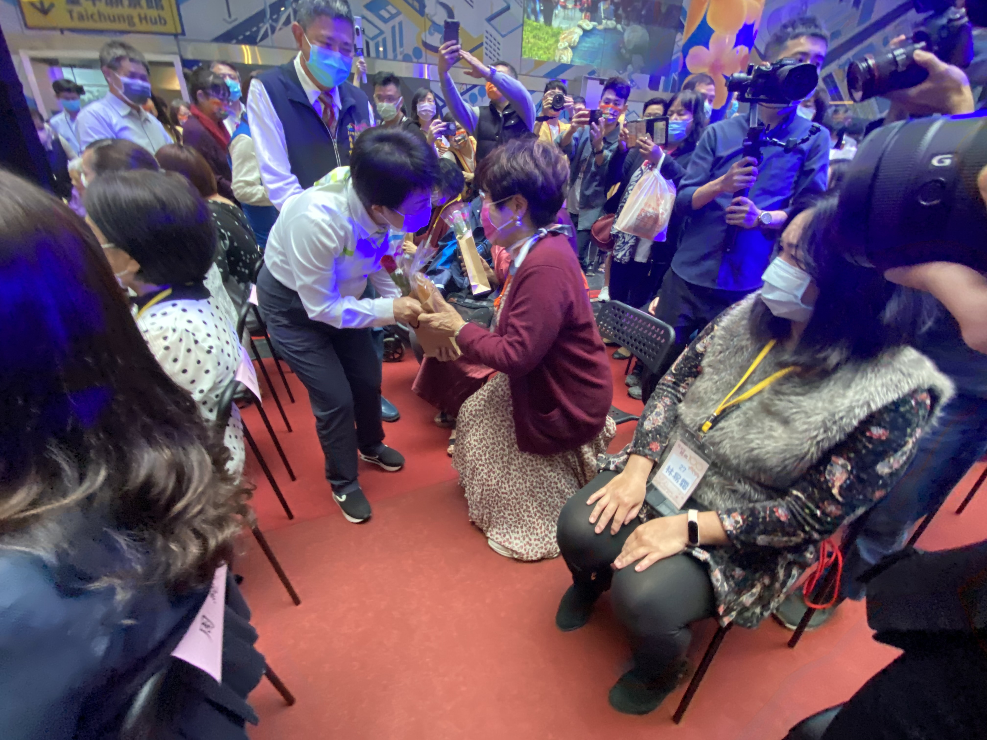 台中市長盧秀燕贈送給玫瑰與麵包給入選女性生命故事的經典女性們。(圖/王秀禾攝) 台中市長盧秀燕贈送給玫瑰與麵包給入選女性生命故事的經典女性們。(圖/王秀禾攝)