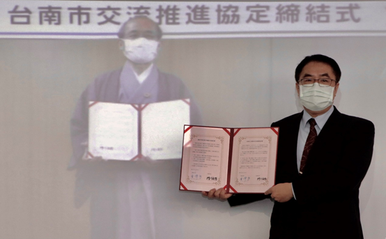 台南市長黃偉哲今(30)日與日本京都市長門川大作視訊簽署「台南市與京都市推動交流協定書」。(圖/台南市政府提供) 台南市長黃偉哲今(30)日與日本京都市長門川大作視訊簽署「台南市與京都市推動交流協定書」。(圖/台南市政府提供)