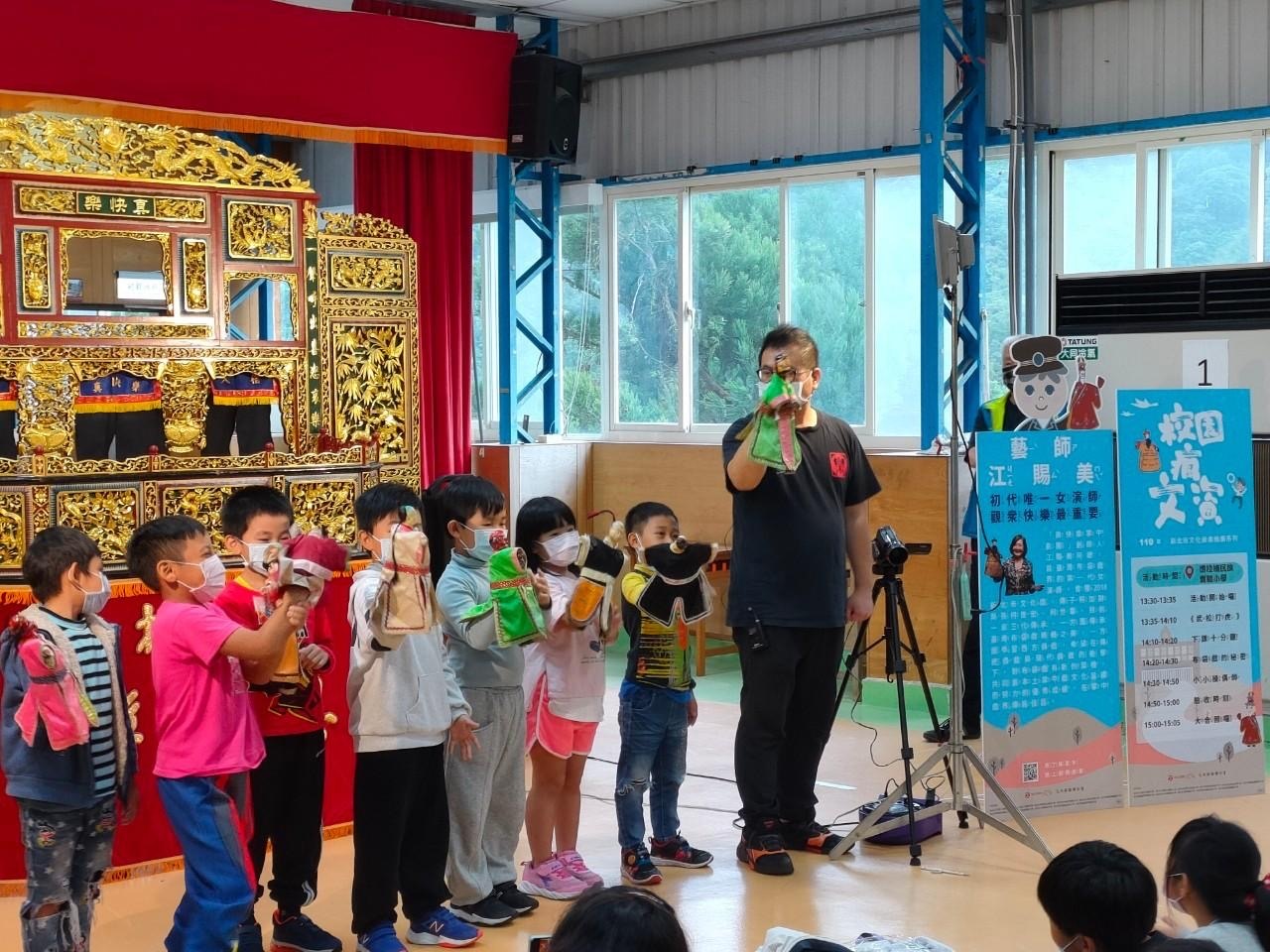 烏來區德拉楠民族實驗小學學生透過文化局「校園瘋文資」創新體驗課程。(圖/新北市政府) 烏來區德拉楠民族實驗小學學生透過文化局「校園瘋文資」創新體驗課程。(圖/新北市政府)
