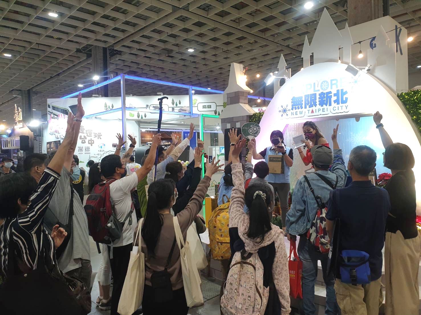 「EXPLORE無限新北」於台北國際旅展開幕第一天人潮擠爆會場。(圖/新北市觀旅局提供)