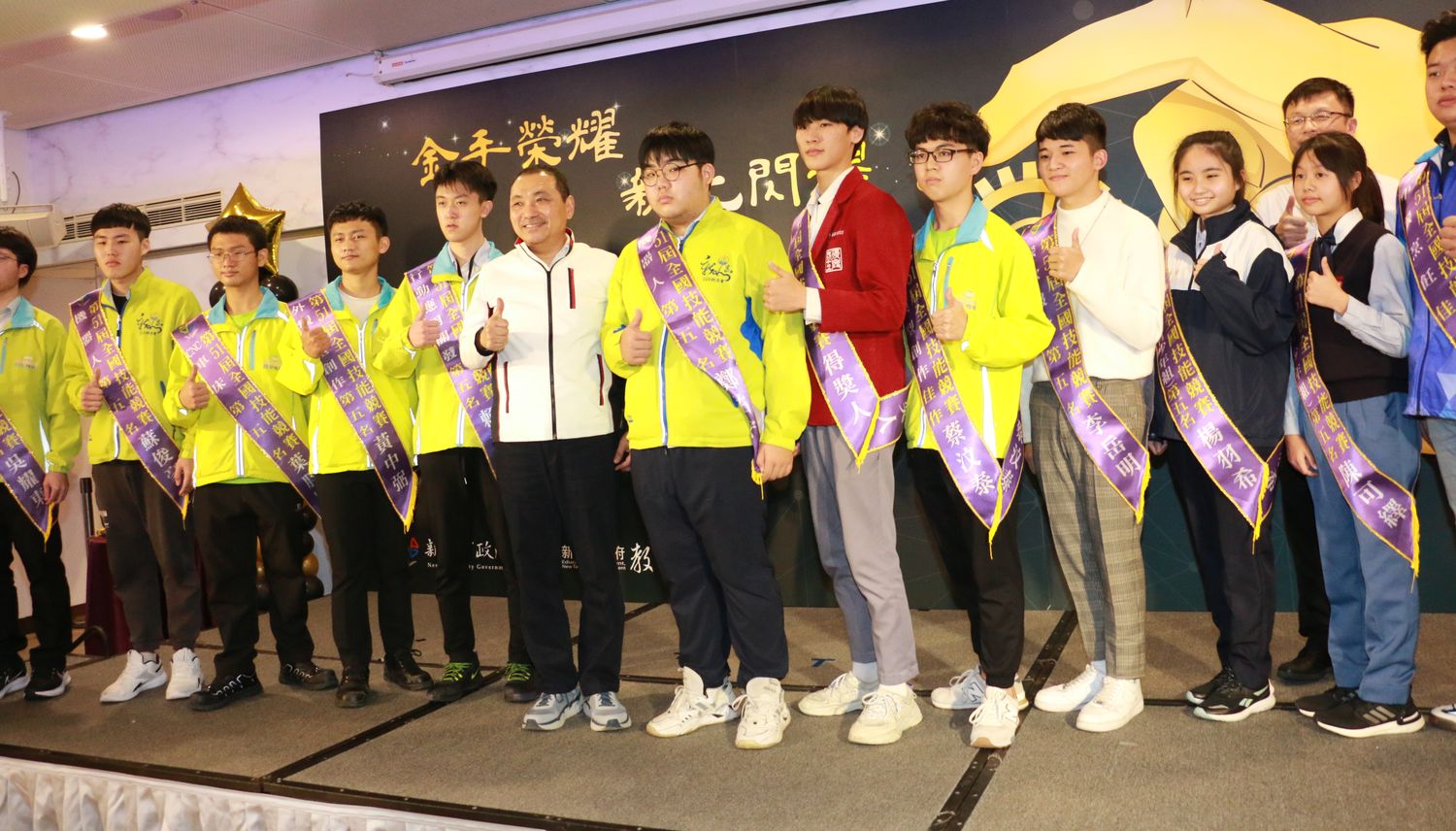 新北市長侯友宜與教育局長張明文及出席活動校長及學生合影。(圖/李梅瑛攝)