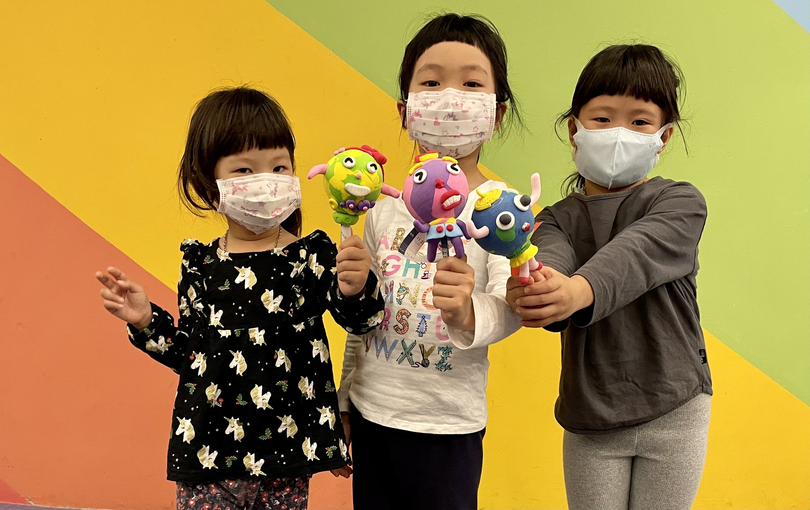 兒童節限定「小星球玩童玩」，小朋友從立體、平面各角度，發揮想像力捏塑輕質土DIY作品。(圖/新北市政府)
