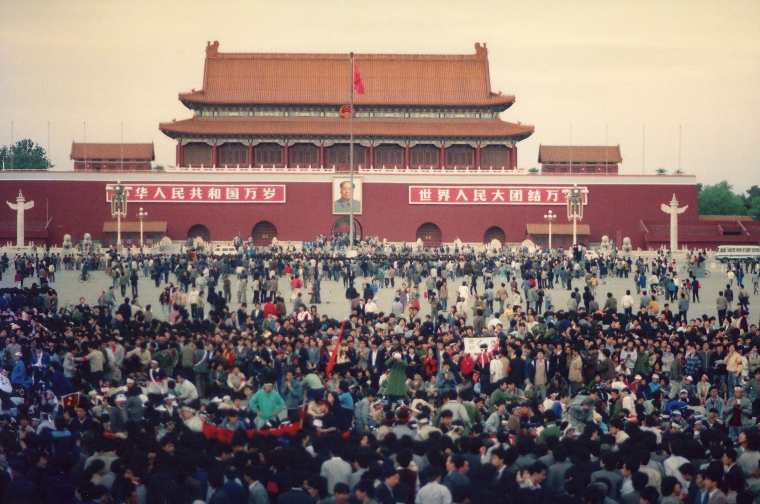 歷史新新聞．六四》1989年北京現場直擊：天安門屠殺前的學運，在胡耀邦