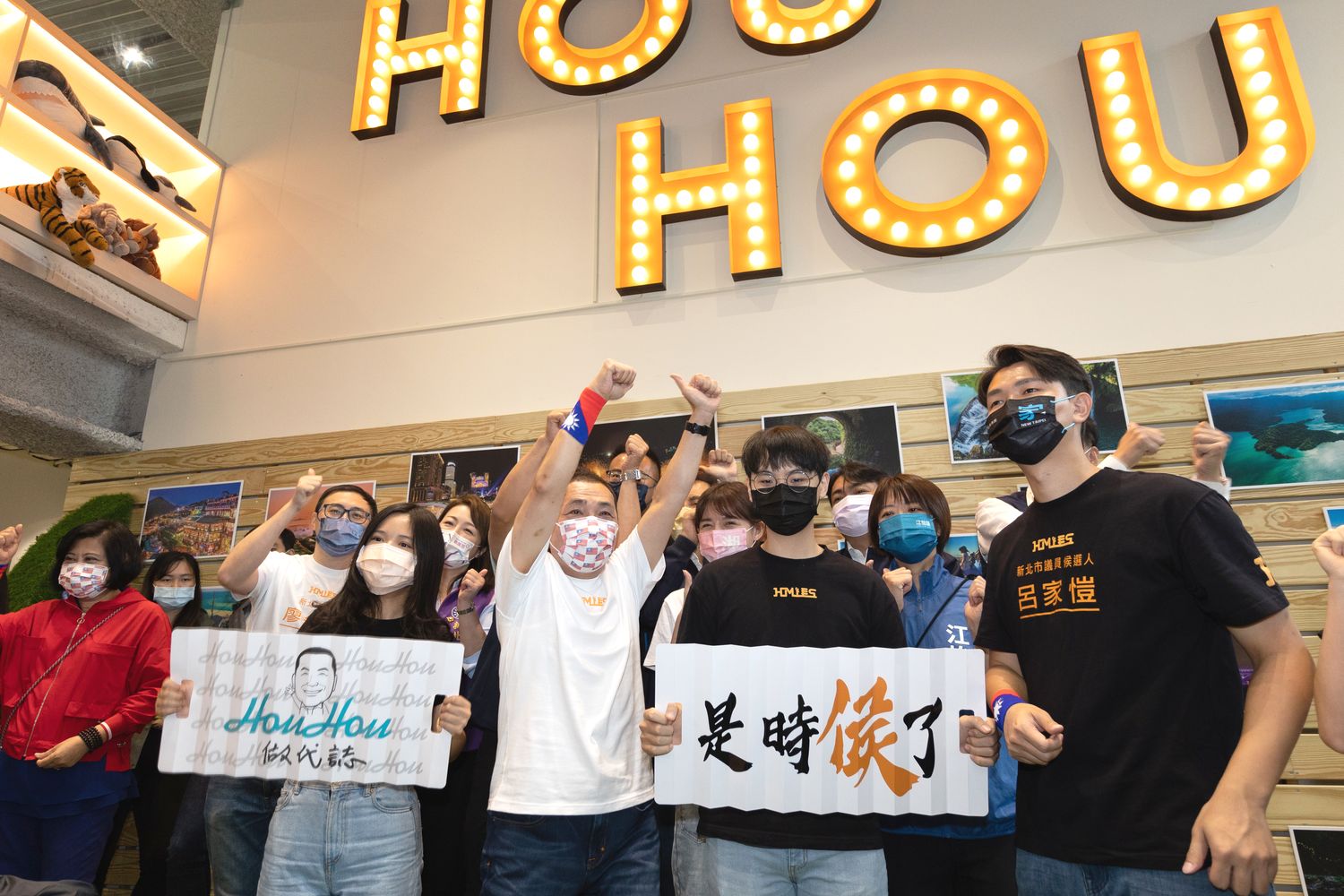 侯友宜與年輕朋友一起拍限時動態。(圖/新北市侯友宜選舉辦公室提供)