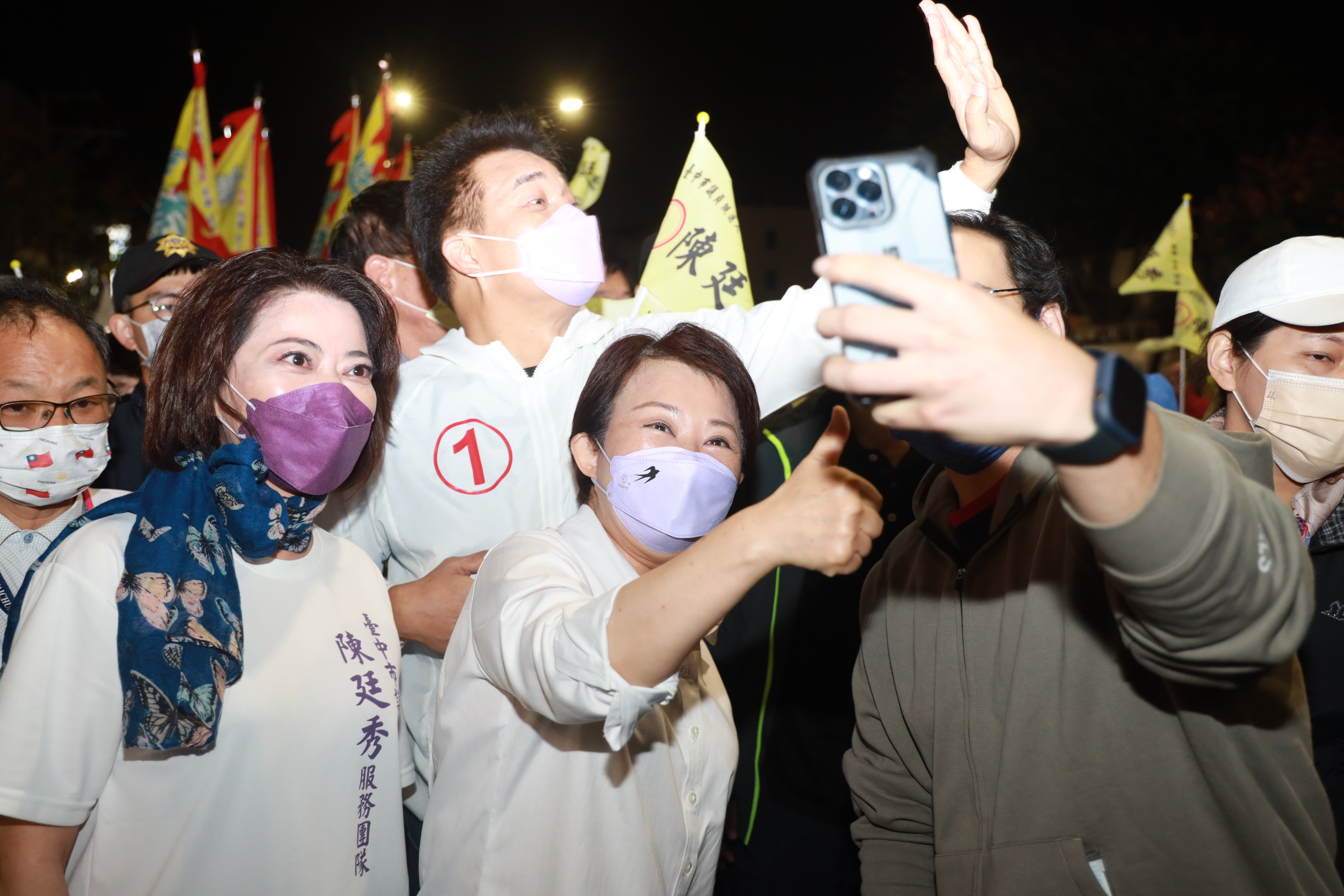 盧秀燕抵達活動現場後，現場民眾立即蜂擁而上，熱情的與盧秀燕合照。（圖/盧秀燕競選總部提供）