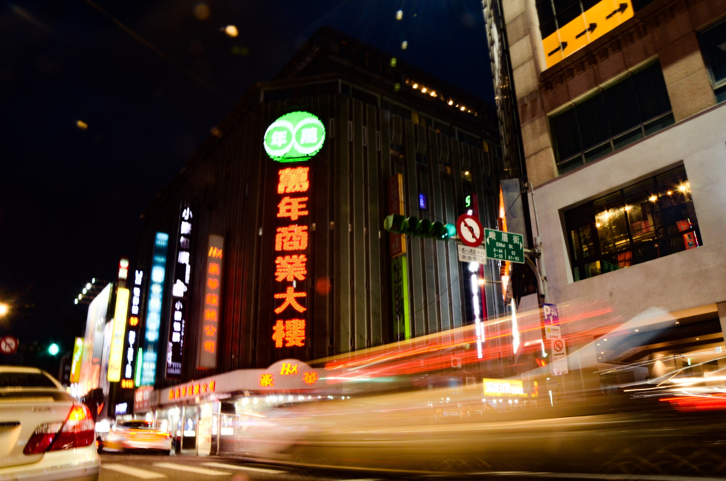 夜晚的西門町。（Unsplash）