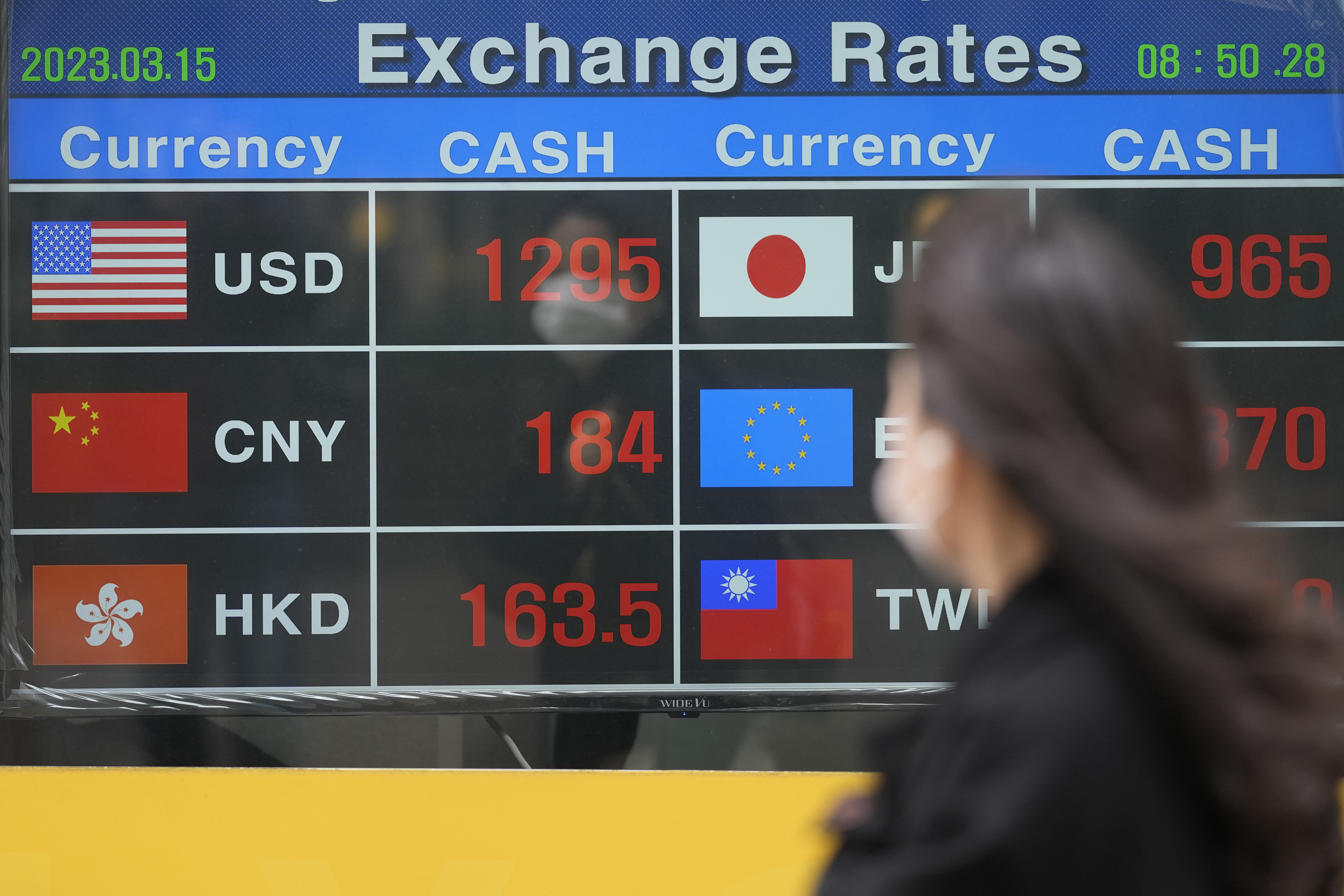 2023年3月15日在南韓首爾，一名戴口罩的女性看向匯率看板。（AP）