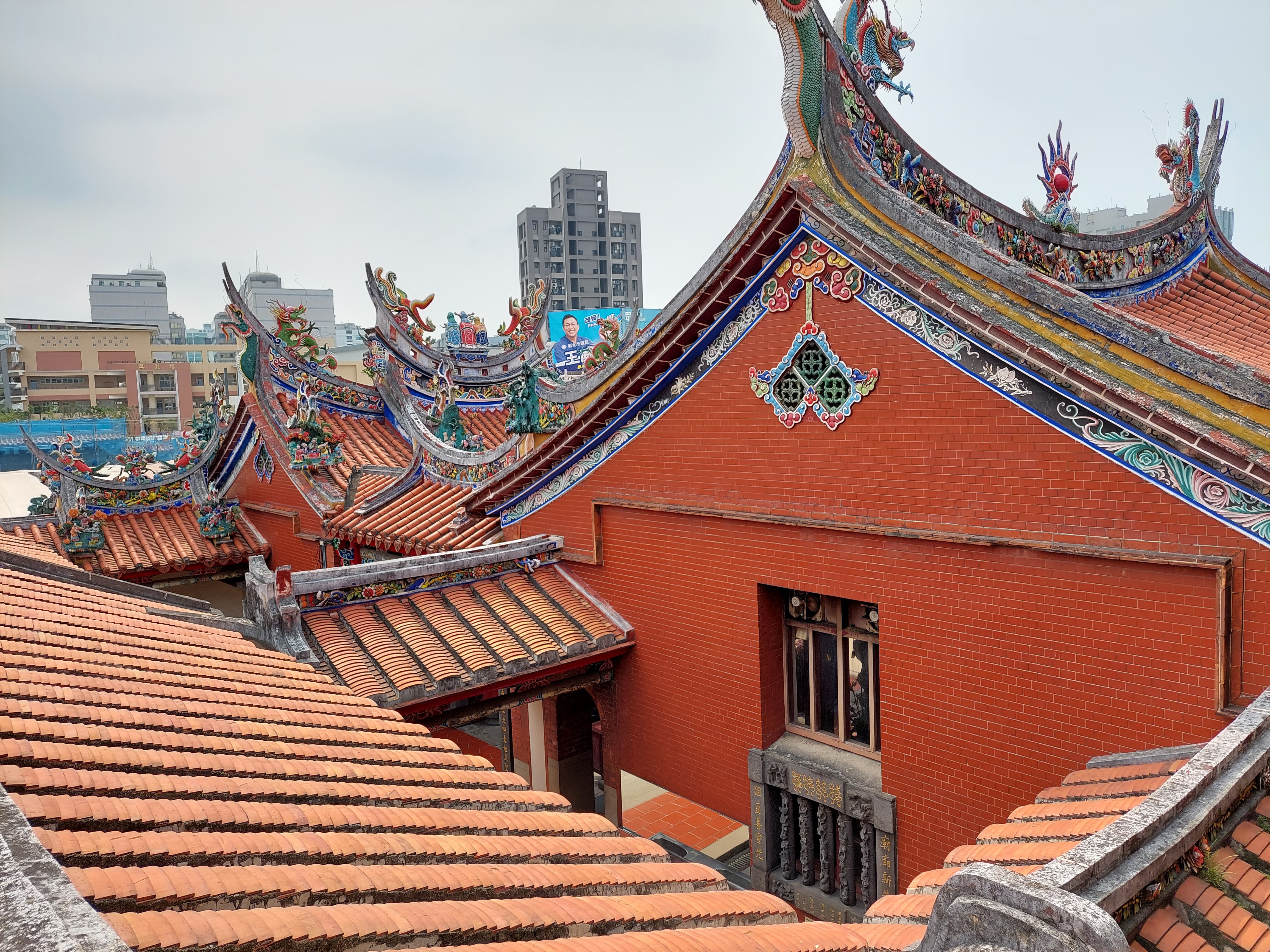 三重先嗇宮正殿屋脊。(圖/新北市文化局提供)