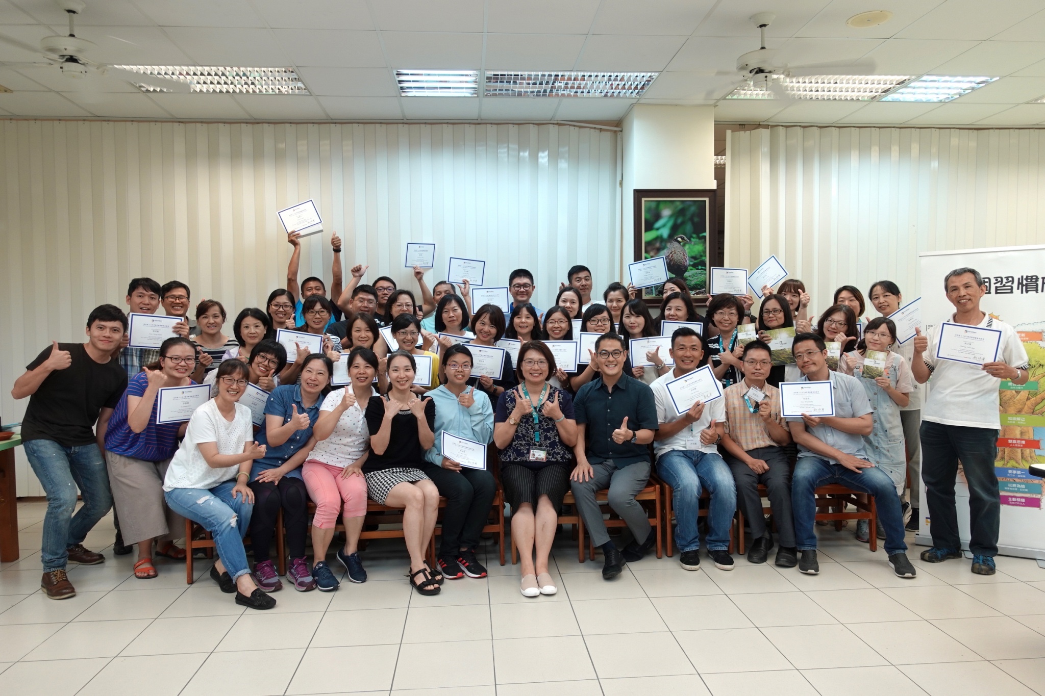 歐靜瑜校長與新社高中實習課程的商經科學生合影。（圖/台中市政府）