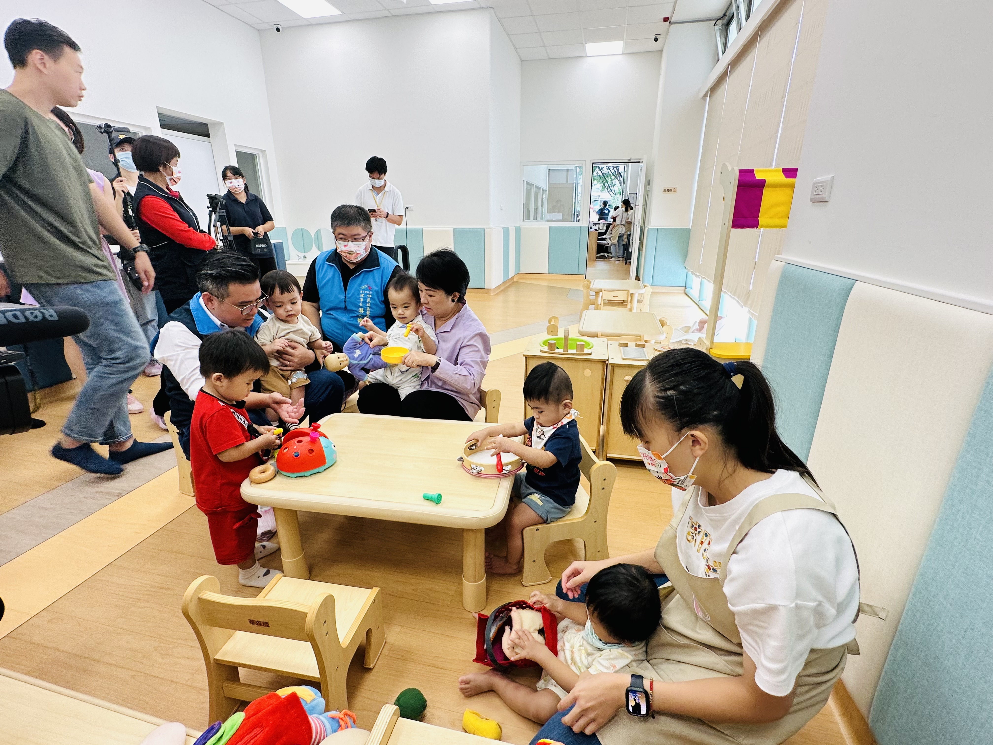 台中市長盧秀燕到設於北屯眷戀山光好宅中的北興托嬰中心內，視察內部設施並且跟小朋友互動。(圖/王秀禾攝)