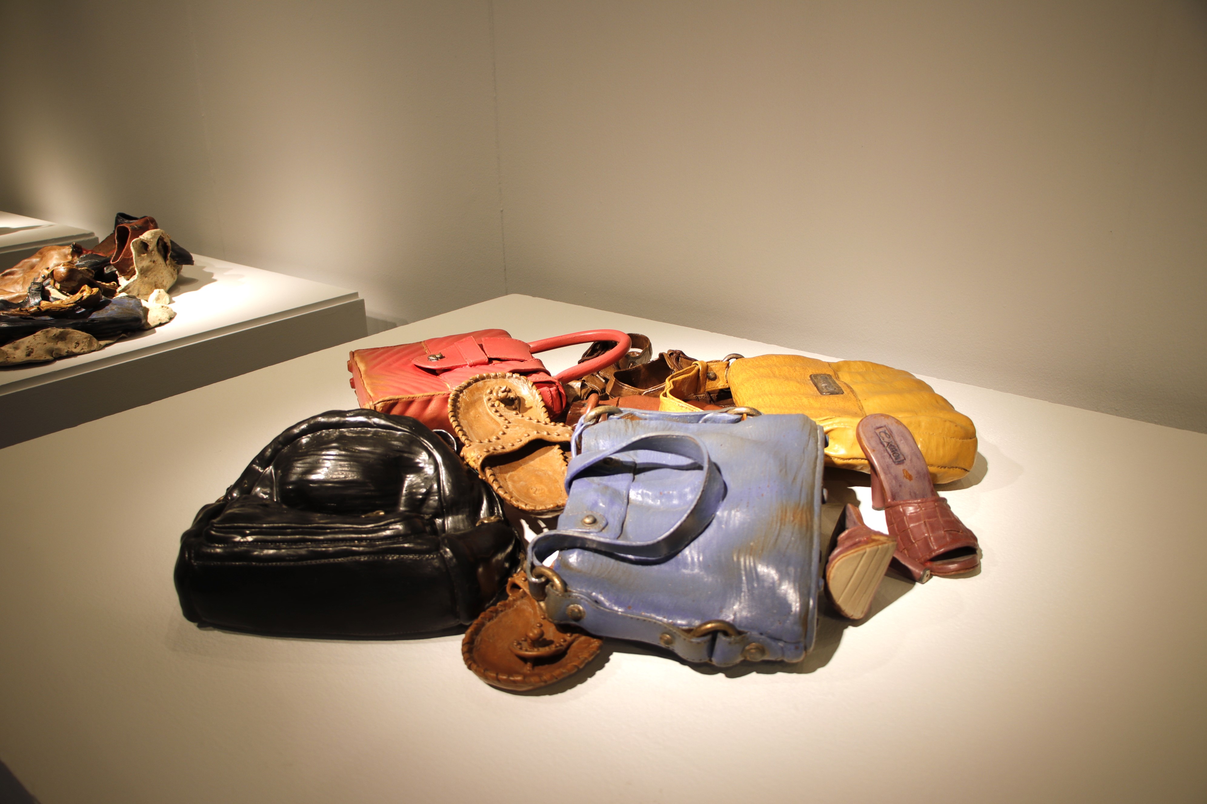 《不可回收的時尚》系列作品，搭配半無光釉，寫實仿造用過或廢棄的皮革，質感十分逼真！(圖/新北市立鶯歌陶瓷博物館)