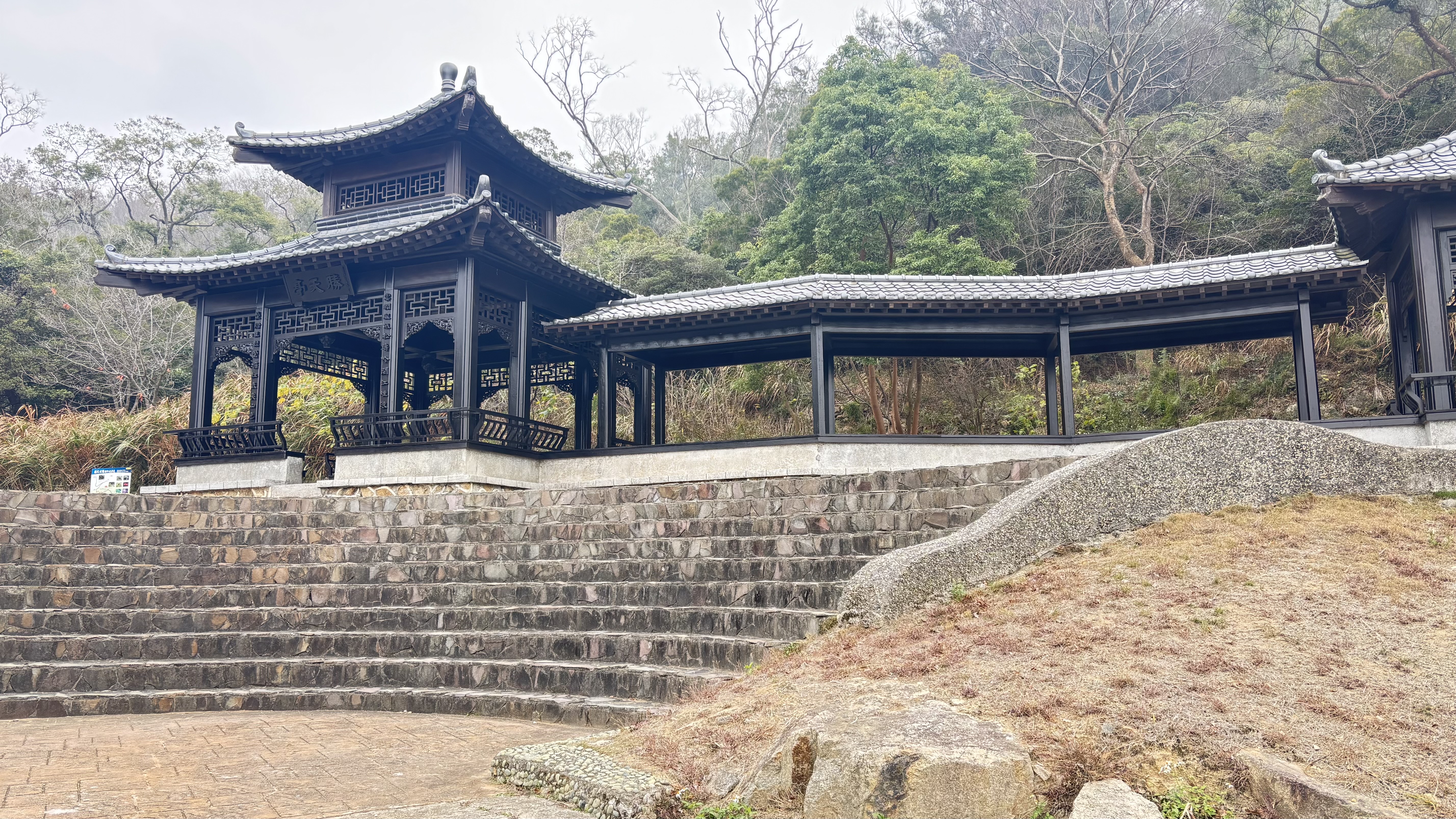 「勝天公園櫻花步道」是全台唯一的濱海賞櫻秘境，獨特的蔚藍海景與粉嫩櫻花期即將於3月綻放。(照片/鄧亦涵攝)