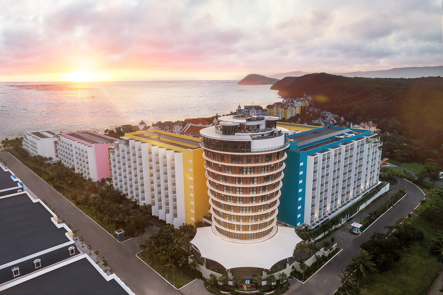 坐落於富國島南端的富國島翡翠灣頂級公寓，由全球頂尖的 Accor 雅高酒店集團專業操刀管理。飯店佔據了「全球百大最美沙灘」之一 —— Khem Beach（乳白色沙灘） 的海景第一排絕佳地段。(圖/旅行社提供)