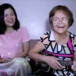 超有愛互動！阿嬤大秀烏克麗麗與孫女合奏宛如天籟！網友淚推好想回家當乖孫！