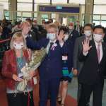 戴「台捷友好」口罩、揮舞我國旗　捷克參議長、布拉格市長訪團抵達台灣