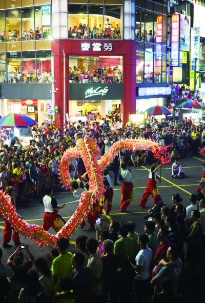 中元祭03_民眾爭相欣賞舞龍表演（林煜幃攝影）